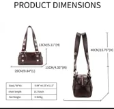 Bolso de hombro pequeño color marrón oscuro con acabado brillante, estilo baguette. Las asas son ajustables y están decoradas con ojales metálicos plateados.