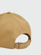 Gorra de béisbol Moncler color tostado, con el logo de la marca bordado en el frente.