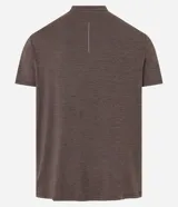 Remera deportiva de manga corta con cuello redondo, confeccionada en tejido técnico con tecnología Dry para mayor transpirabilidad y evaporación del sudor. Presenta un diseño básico con detalles reflectantes.