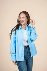 Camisa celeste de corte clásico, con bolsillo en el pecho, confeccionada en tejido suave de algodón y spandex.