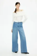 Top blanco de manga larga en tejido de punto acanalado, con escote Bardot (hombros descubiertos) y borde doblado.