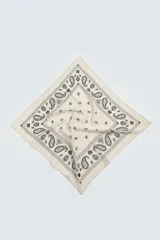 Pañuelo cuadrado color crema con estampado paisley y bordes decorativos en negro.