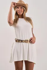 Vestido corto de modal blanco con cuello redondo y mangas cortas.