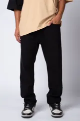 Pantalón color beige de gabardina, corte recto y estilo casual.