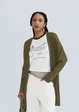 Saco largo color verde oliva, de tela acanalada, con mangas largas y corte recto.