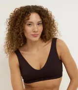 Soutien tipo bralette confeccionado en poliamida con tecnología seamless, de escote en V y breteles anchos fijos. Diseño liso sin aros ni relleno, con etiqueta de la marca Lov en el frente.