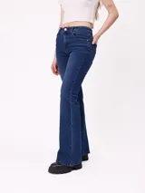 Jean de corte acampanado (flare fit) en color azul lavado, con tiro medio, cierre frontal con botón y bolsillos laterales y traseros.