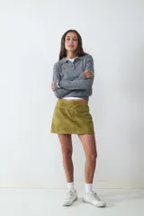 Sweater de punto color gris con cuello estilo polo, cierre frontal con botones y mangas largas.