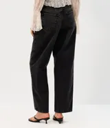 Pantalón baggy de jean color gris oscuro, de tiro medio y corte holgado, con bolsillos frontales y traseros.