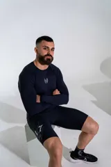 Calza deportiva corta de ajuste compresivo, color negro, con estampado gráfico lateral. Confeccionada en tejido técnico elástico de alta resistencia.
