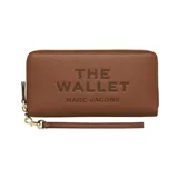 Billetera tipo continental de cuero negro con cierre perimetral dorado. El interior cuenta con múltiples ranuras para tarjetas, compartimentos para billetes y un bolsillo central con cierre.