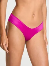 Panty cheeky color fucsia de corte alto en la pierna y diseño en V en la parte delantera con tacto suave y sedoso.