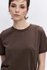 Remera de cuello redondo y manga corta, confeccionada en tejido de algodón liso de color blanco.