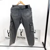 Pantalón jean cargo gris oscuro con bolsillos rectangulares laterales.