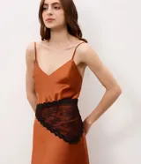 Pañuelo triangular de encaje negro con textura floral y transparencia, con tiras para anudar.