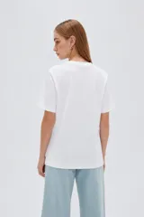 Remera de manga corta negra, con cuello redondo y estampado de texto blanco en el pecho.