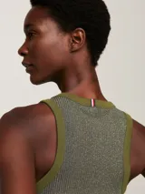 Vestido midi verde oliva de punto acanalado con cuello redondo y corte slim.