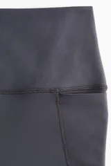 Leggings deportivas de talle alto con cintura ancha, confeccionadas en tejido funcional con tecnología SoftMove para mayor suavidad y DryMove para absorción de sudor. Presentan bolsillos laterales abiertos en cada pierna.