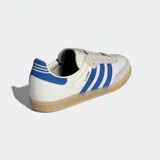 Championes Adidas Samba OG de diseño clásico, con parte superior de cuero blanco, superposiciones de gamuza gris claro en la puntera y el área de los cordones, y las icónicas tres rayas en azul vibrante. Presenta un detalle de tejido acanalado azul en el talón y suela de goma color caramelo.