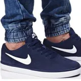 Championes Nike SB Check Solar Canvas de corte bajo, confeccionados en lona resistente de color negro. Presentan el icónico logo Swoosh en contraste blanco en los laterales y una suela de goma vulcanizada blanca que proporciona excelente agarre y durabilidad.