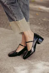 Zapatos de charol color bordó, con diseño tipo T-bar, punta cuadrada y tacón bajo de 4 cm.