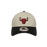 Gorra New Era 9Forty color beige con visera negra y logo de los Chicago Bulls bordado en el frente.