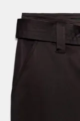 Pantalón cargo de tiro medio confeccionado en tejido satinado. Presenta bolsillos laterales con solapa, corte recto y holgado, y un cinturón integrado del mismo tejido con hebilla metálica.