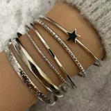 Set de seis pulseras plateadas tipo esclava. Tres de ellas son ajustables y las otras tres tienen un diámetro de 7 cm.