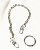 Collar plateado de cadena de acero quirúrgico con eslabones y dije circular.