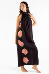 Vestido largo negro con cuello halter y estampado lateral de cabezas de tigre en tonos rosados y naranjas con hojas verdes.