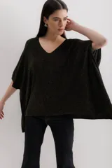 Sweater negro con lurex dorado, escote en V y corte holgado.