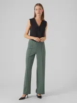 Pantalón wide leg de tiro alto negro, con pinzas y costuras frontales marcadas.