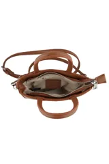 Cartera tipo bandolera de diseño compacto, color rosado, con doble asa superior y correa ajustable extraíble. Presenta un aplique metálico circular con logo en el centro y cierre superior.