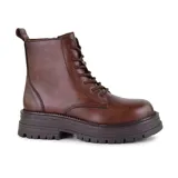 Bota de cuero sintético color negro, con cordones y suela track.