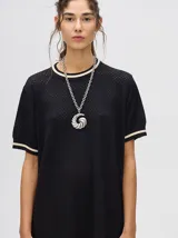 Vestido corto color crema con cuello redondo y mangas cortas con puños a rayas color borgoña.