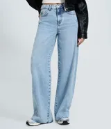 Pantalón wide leg de denim de algodón, con cintura media, cierre frontal con botón y cremallera, bolsillos funcionales y diseño con recortes transversales.