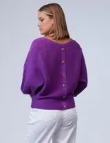 Buzo marca Cupio de tejido acanalado color azul. Tiene mangas largas estilo dolman y aplique de botones en la espalda.