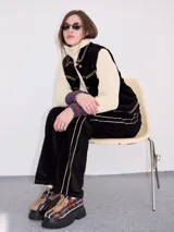 Mocasines con plataforma de goma negra, confeccionados en lona con estampa a cuadros en tonos violeta, amarillo y beige, y detalle de elásticos laterales ocultos.
