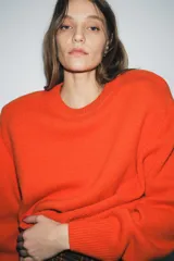 Jersey de lana 100% color azul marino, con cuello redondo, manga larga con hombreras y acabados en rib.