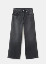 Jeans de tiro medio y corte recto en color gris oscuro con efecto lavado, diseño de cinco bolsillos y trabillas para cinturón.