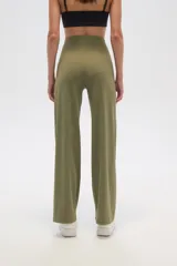 Pantalon deportivo de corte recto y tiro alto, color verde oliva, con costuras frontales verticales que estilizan la silueta.
