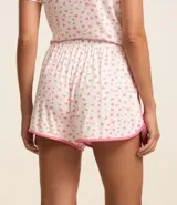 Short de pijama blanco con estampado de corazones rosas y ribete rosa.