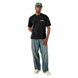 Remera de algodón color negro con corte relajado, cuello redondo acanalado y logo de la marca estampado en pequeño sobre el pecho.