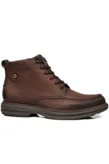 Bota tipo borcego Pegada en cuero marrón, con cordones frontales y suela de goma.
