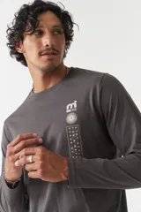 Remera de manga larga gris con cuello redondo y estampado con logo y texto en el frente.