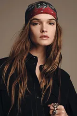 Pañuelo cuadrado de seda y viscosa con estampado paisley en tonos oscuros, beige y detalles en rosado, con borde decorativo.