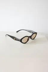 Lentes de sol negros con forma geométrica y protección UV400. Incluye estuche.