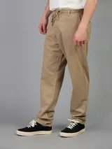 Pantalón de vestir gris con corte recto, cintura con cordón ajustable y bolsillos laterales.