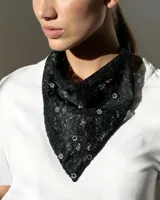 Bandana triangular de encaje azul marino con apliques de estrellas en acrílico espejado dorado.