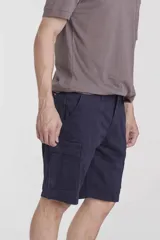 Bermuda cargo color beige con bolsillos laterales y cierre frontal con botón y cremallera.